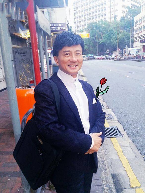 吳剛原是麗的及大台藝人,因經常在《歡樂滿東華》赤裸上身表演心口碎大石、飲滾油、行鋼線、及食炭等籌款項目而成名,他本身有占卜算命的底子,近年轉戰飲食界,傳聞已成為億萬富豪,原擬定去年《東華》復出,但疫情影響下取消。 吳剛原是麗的及大台藝人,因經常在《歡樂滿東華》赤裸上身表演心口碎大石、飲滾油、行鋼線、及食炭等籌款項目而成名,他本身有占卜算命的底子,近年轉戰飲食界,傳聞已成為億萬富豪,原擬定去年《東華》復出,但疫情影響下取消。