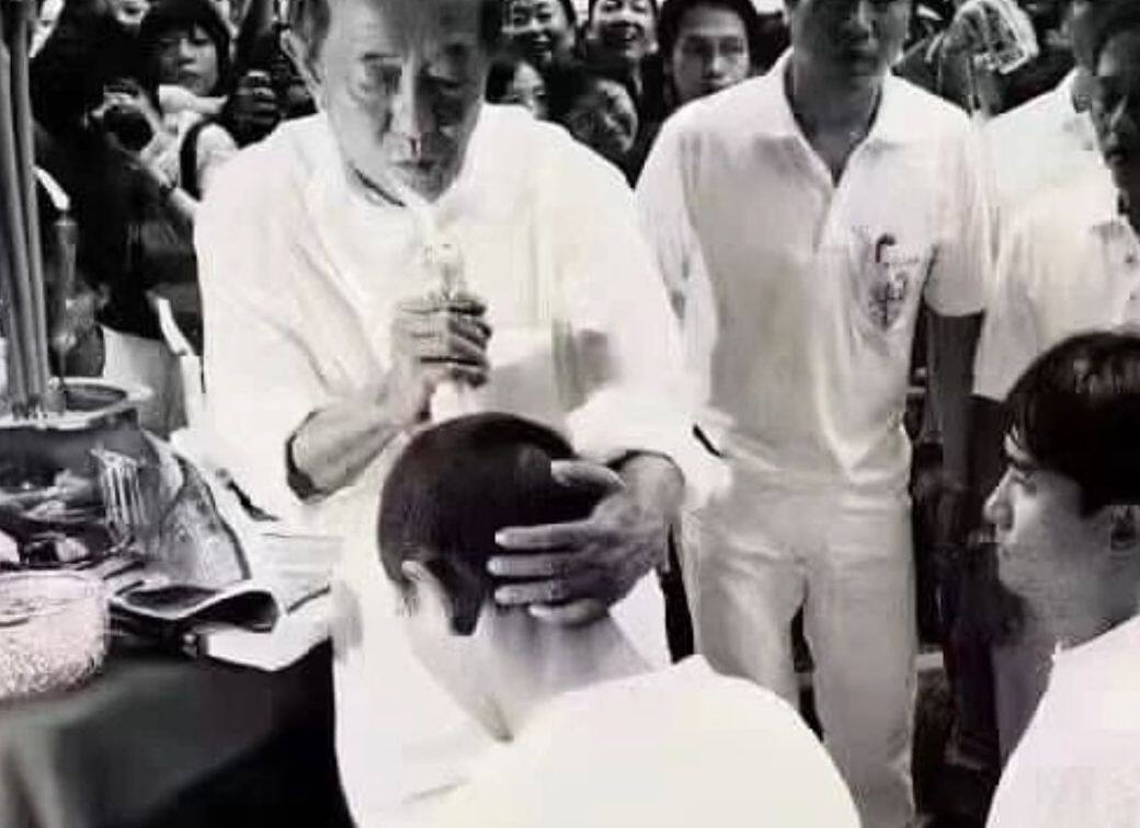 白龍王原名周欽南,是泰國華人道教法師,居於泰國中部春武里府,據稱龍神「白龍王」附身其上,因此人稱白龍王。由於向氏兄弟、林建岳、楊受成、梁朝偉及舒淇等均為其信徒,他在香港甚有知名度,2013年病逝。 白龍王原名周欽南,是泰國華人道教法師,居於泰國中部春武里府,據稱龍神「白龍王」附身其上,因此人稱白龍王。由於向氏兄弟、林建岳、楊受成、梁朝偉及舒淇等均為其信徒,他在香港甚有知名度,2013年病逝。