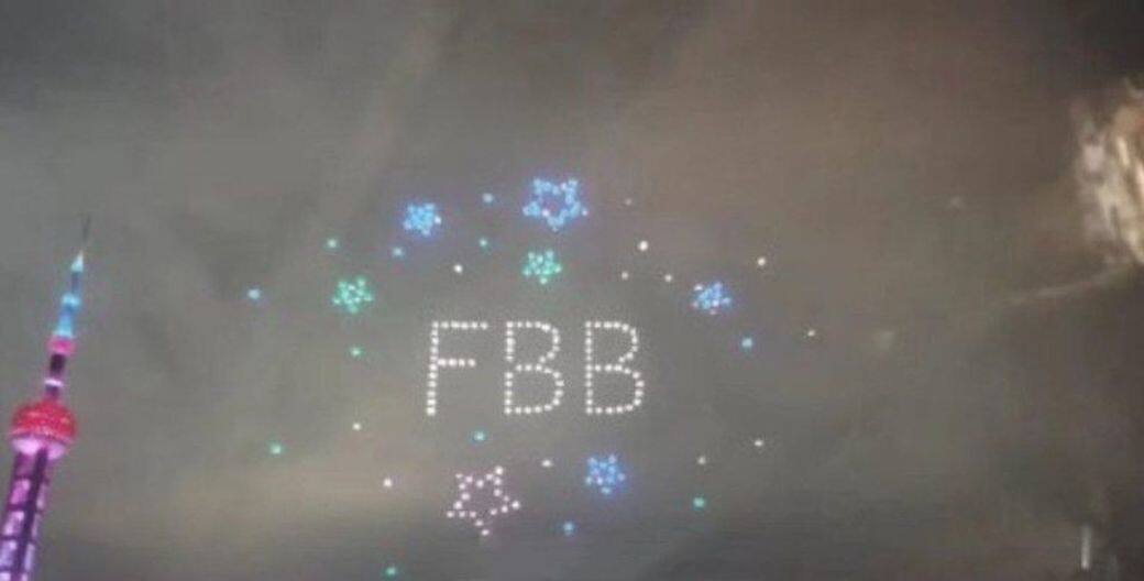 事源網上流傳李晨豪花近70萬港幣,於13號在上海的夜空中用無人機編 事源網上流傳李晨豪花近70萬港幣,於13號在上海的夜空中用無人機編