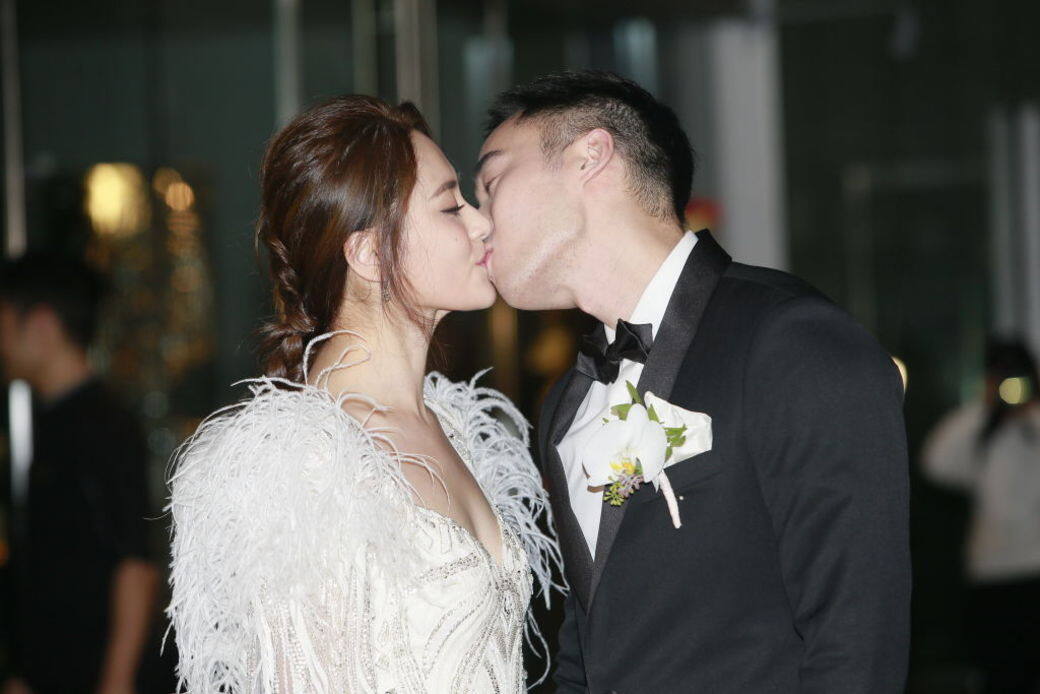 鍾欣潼(阿嬌)與「醫界王陽明」賴弘國去年結婚,恩愛非常,阿嬌更被影到身形 鍾欣潼(阿嬌)與「醫界王陽明」賴弘國去年結婚,恩愛非常,阿嬌更被影到身形