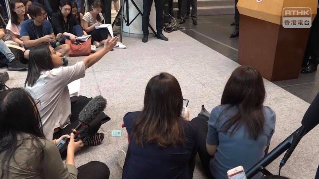 日前她於特首林鄭月娥與一眾司局長和警務處處長盧偉,回應七二一反 日前她於特首林鄭月娥與一眾司局長和警務處處長盧偉,回應七二一反