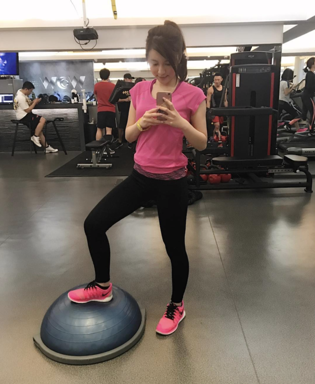 同時,陳嘉倩經常在Instagram發布個人生活照,看得出她的生活非常精彩,不但朋友多,還經常運動和旅行,相信網友們都會期待看到嘉倩BB更新動態。 同時,陳嘉倩經常在Instagram發布個人生活照,看得出她的生活非常精彩,不但朋友多,還經常運動和旅行,相信網友們都會期待看到嘉倩BB更新動態。