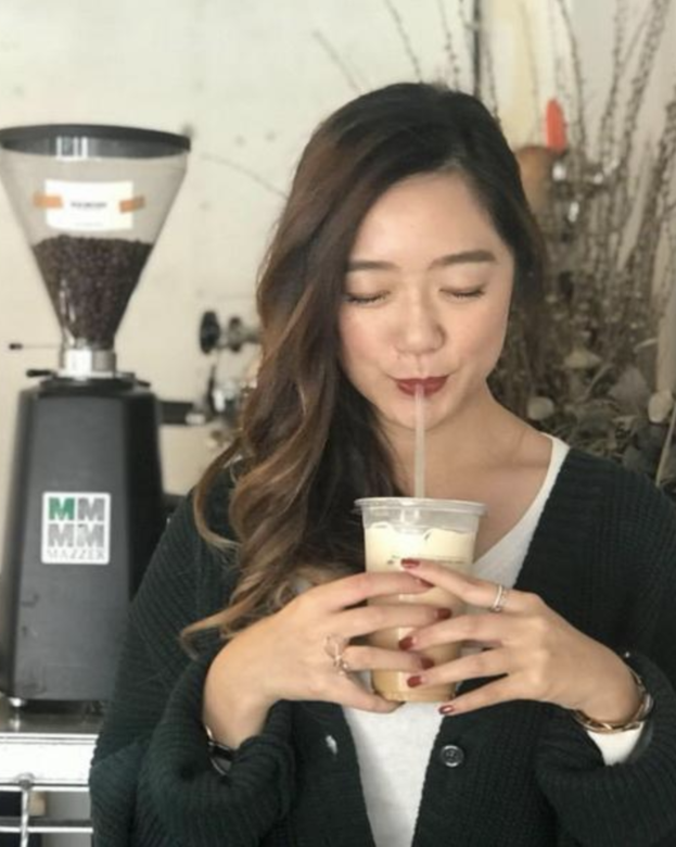 Jessica 是位中韓菲混血兒的美女英文老師,崔建邦與Jessica拍拖不久,已帶她出席 Jessica 是位中韓菲混血兒的美女英文老師,崔建邦與Jessica拍拖不久,已帶她出席