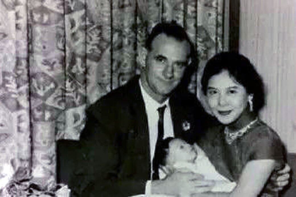 黃秋生今年56歲,是中英混血兒,所以他英文名是Anthony William Perry,秋生四歲後他便 黃秋生今年56歲,是中英混血兒,所以他英文名是Anthony William Perry,秋生四歲後他便