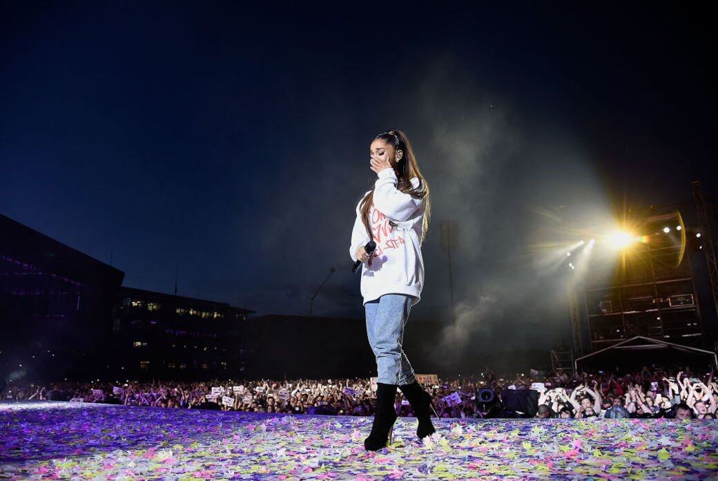 去年5月,Ariana Grande在英國曼徹斯特舉行演唱會,Ariana Grande唱至最後一首歌後,步離 去年5月,Ariana Grande在英國曼徹斯特舉行演唱會,Ariana Grande唱至最後一首歌後,步離