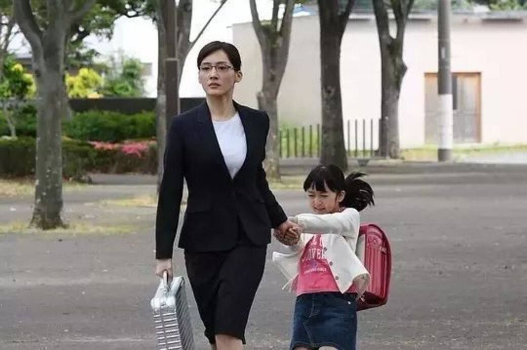由於遙妹飾演的岩木亞希子本身缺乏母愛，多年來只寄情工作，她忽然要