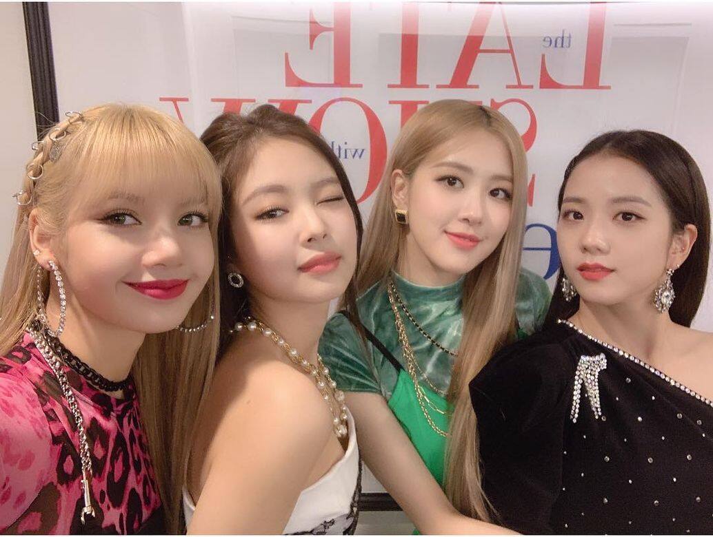 BLACKPINK是韓國三大娛樂公司之一YG娛樂旗下的團隊,由Jisoo、Jennie、Rosé與Lisa共四名成 BLACKPINK是韓國三大娛樂公司之一YG娛樂旗下的團隊,由Jisoo、Jennie、Rosé與Lisa共四名成