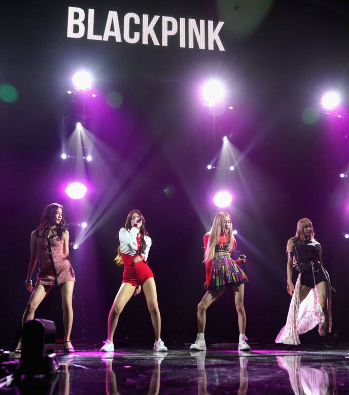 BLACKPINK的首本名曲是《DDU-DU DDU-DU》,這首歌的MV在YouTube上已被瀏覽量超過 7 億次,是 BLACKPINK的首本名曲是《DDU-DU DDU-DU》,這首歌的MV在YouTube上已被瀏覽量超過 7 億次,是