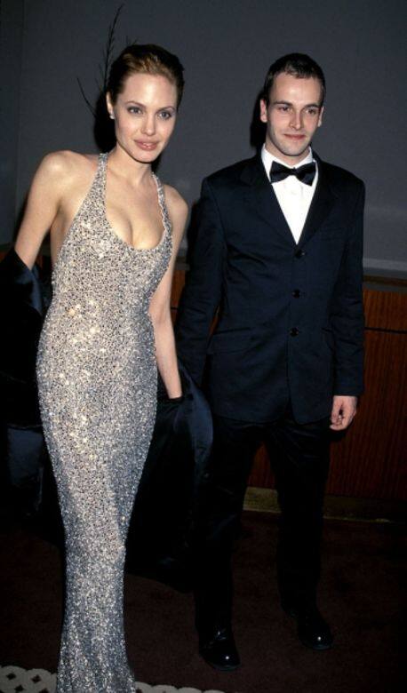 提出離婚要求的是Angelina Jolie 提出離婚要求的是Angelina Jolie