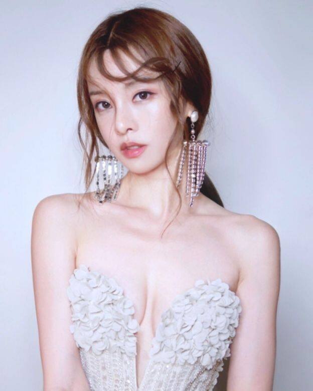 打開她的Instagram,她有超過100萬人追蹤她 打開她的Instagram,她有超過100萬人追蹤她