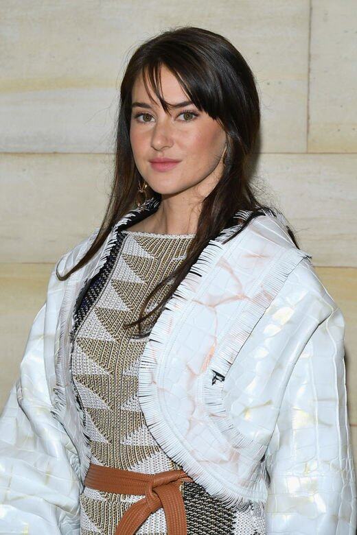 Shailene Woodley和Ben Volavola剛上映主演電影《漂流心海》的Shailene Woodley,2011年在電影《繼承大丈夫》飾 Shailene Woodley和Ben Volavola剛上映主演電影《漂流心海》的Shailene Woodley,2011年在電影《繼承大丈夫》飾