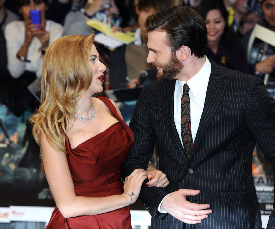 Scarlett Johansson則說:「他就像明明年紀比較大、但就是比較幼稚的兄弟,有時實在讓人 Scarlett Johansson則說:「他就像明明年紀比較大、但就是比較幼稚的兄弟,有時實在讓人