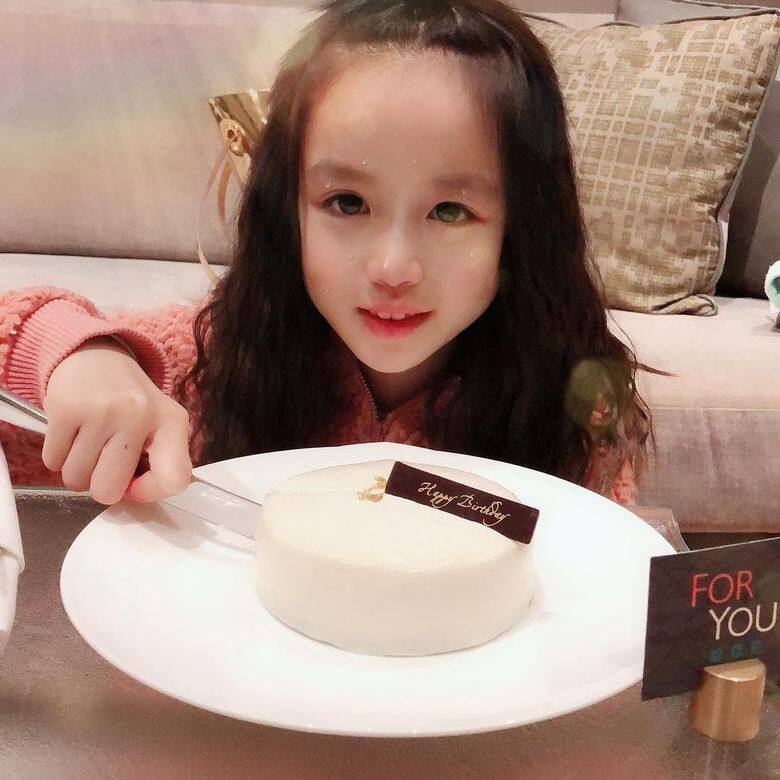 現時只有8歲的Cayla蠻可愛、蠻上鏡的,現在也有參加了不少活動,甚至拍電 現時只有8歲的Cayla蠻可愛、蠻上鏡的,現在也有參加了不少活動,甚至拍電