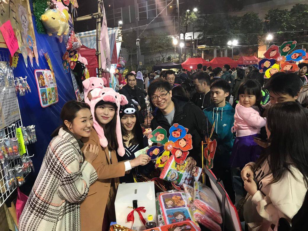 張秀文及梁嘉琪可說是今次的花市搞手,原來她們與及幾位幕後工作人 張秀文及梁嘉琪可說是今次的花市搞手,原來她們與及幾位幕後工作人