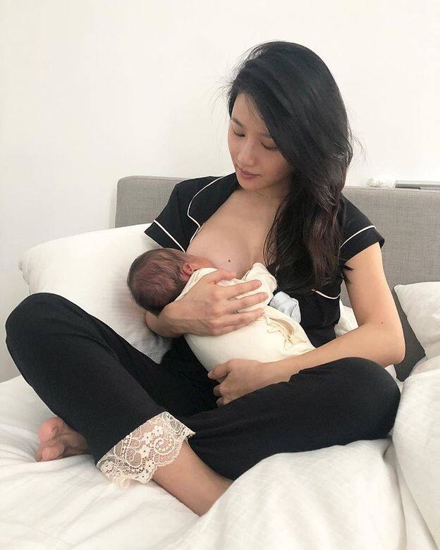相中Coffee抱着正在喝母乳的兒子 相中Coffee抱着正在喝母乳的兒子