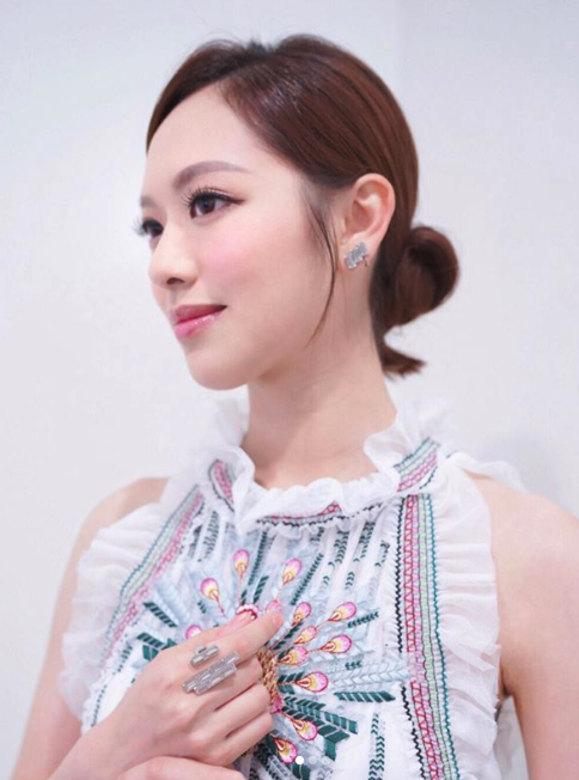 自馮盈盈當選港姐後,不但生活有翻天覆地的變化,連Martin都一樣,二人需要 自馮盈盈當選港姐後,不但生活有翻天覆地的變化,連Martin都一樣,二人需要