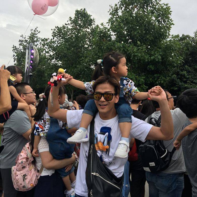 他更笑言想盡快追個豬仔 他更笑言想盡快追個豬仔