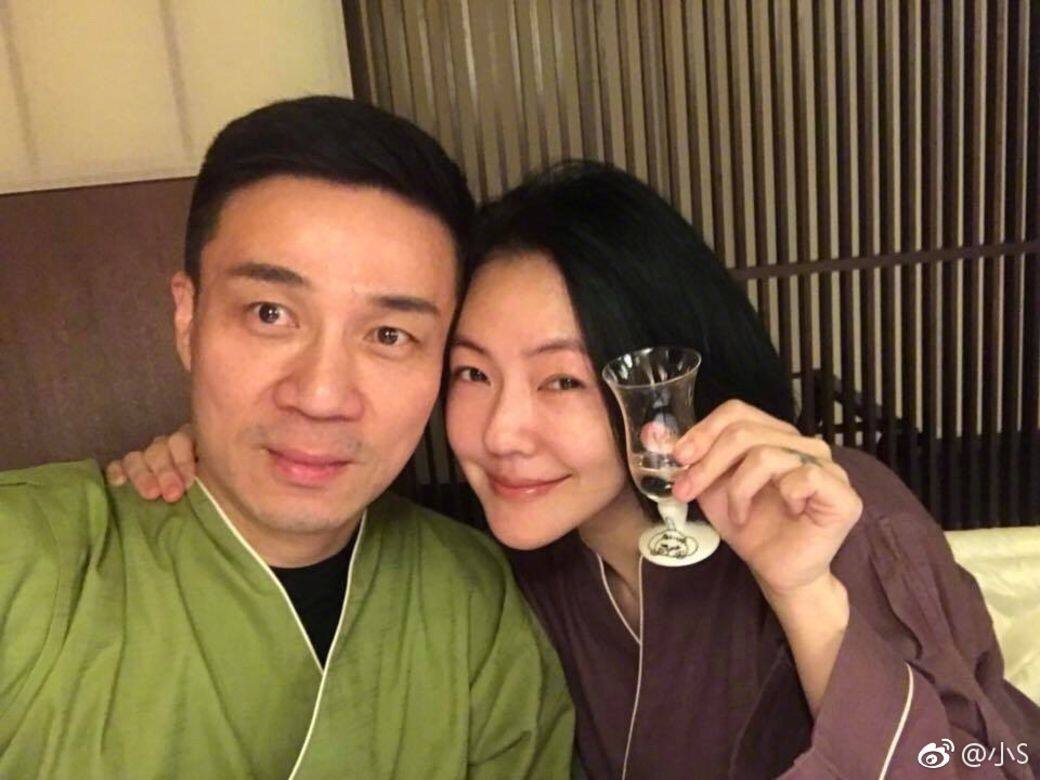 今年8月,老公許雅鈞生日,小S在社交平台鋪出夫妻的激吻照,再附加一 今年8月,老公許雅鈞生日,小S在社交平台鋪出夫妻的激吻照,再附加一