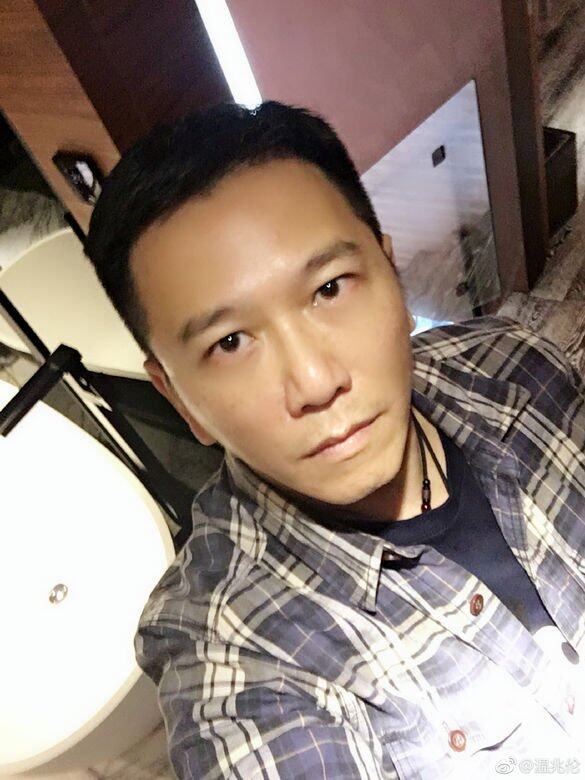 溫兆倫1982年在港台主持兒童節目出道,當擔任DJ及歌手,不過他的演員身 溫兆倫1982年在港台主持兒童節目出道,當擔任DJ及歌手,不過他的演員身