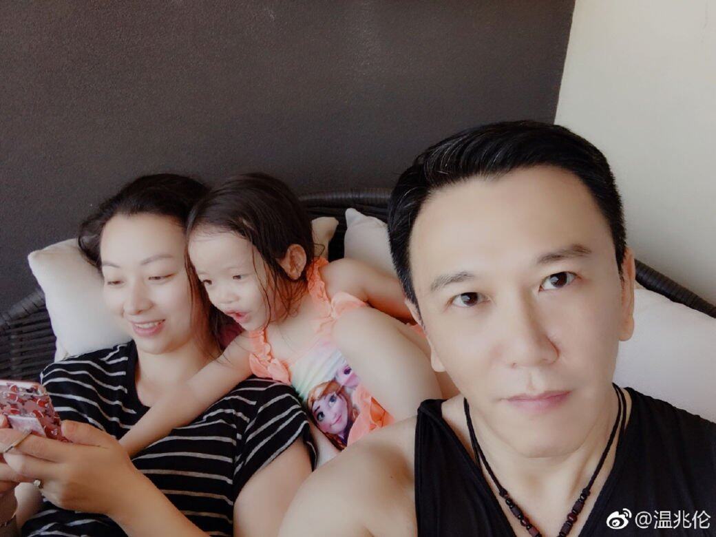 在打官司期間,他與公司的助手潘燕妮拍拖,當年有傳溫兆倫投資物業財 在打官司期間,他與公司的助手潘燕妮拍拖,當年有傳溫兆倫投資物業財