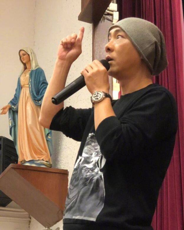 自幼跟媽媽返天主教堂的張衛健 自幼跟媽媽返天主教堂的張衛健