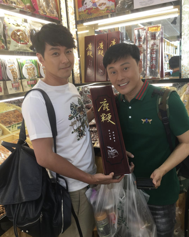 有一次蕭正楠開派對,曹永廉在唱《明年今日》,蕭正楠拍下並說:「沒有更難聽 有一次蕭正楠開派對,曹永廉在唱《明年今日》,蕭正楠拍下並說:「沒有更難聽