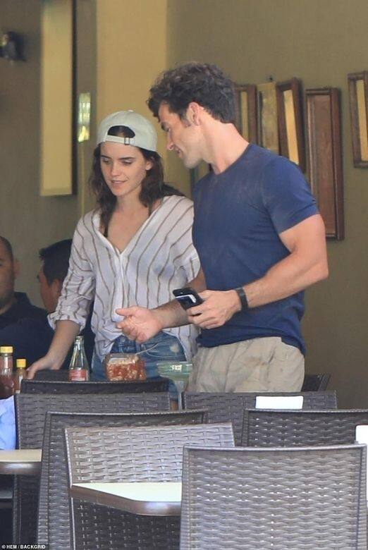 Emma Watson被拍到與一名男子共進午餐 Emma Watson被拍到與一名男子共進午餐
