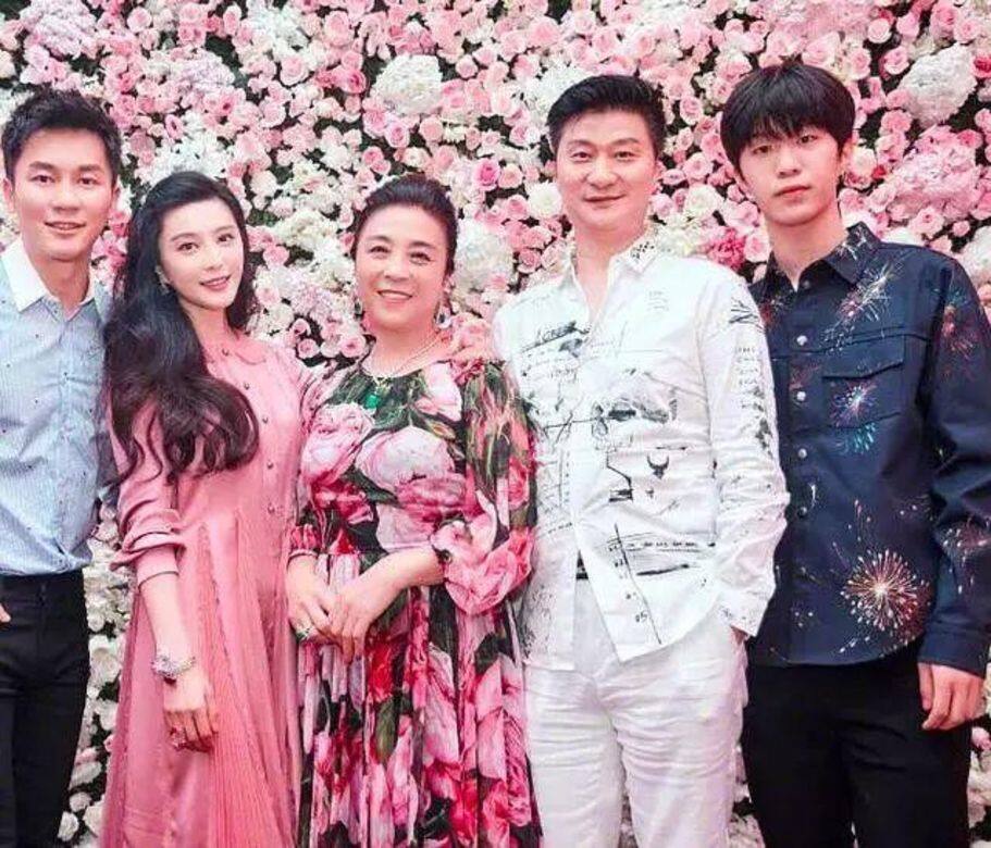 最意想不到的是,范媽媽張傳美是舞蹈演員,爸爸范濤是文工團歌手,早前 最意想不到的是,范媽媽張傳美是舞蹈演員,爸爸范濤是文工團歌手,早前