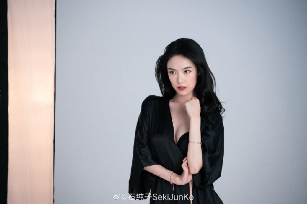 石純子今年只有22歲,論年紀與李晨堪稱父女戀,不過李晨駐顏有術,而且 石純子今年只有22歲,論年紀與李晨堪稱父女戀,不過李晨駐顏有術,而且