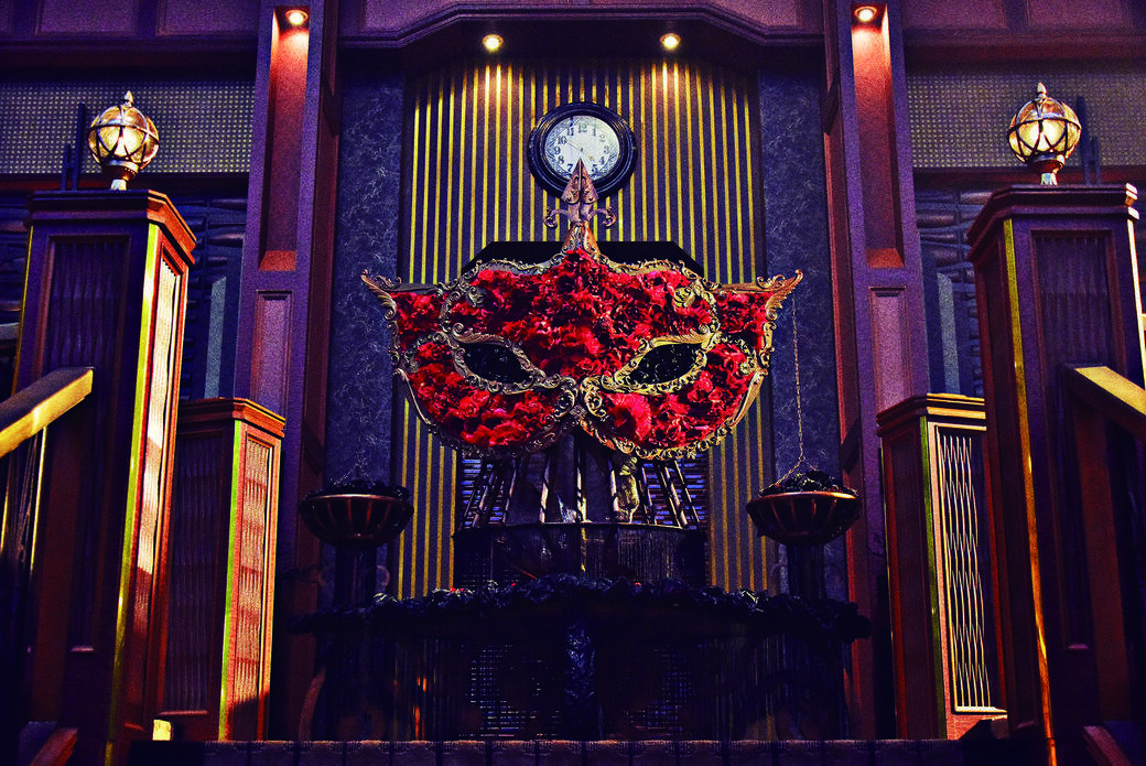《假面酒店》開宗明義是「假面」,意指一個個入住的客人,就像帶上面具的假面 《假面酒店》開宗明義是「假面」,意指一個個入住的客人,就像帶上面具的假面