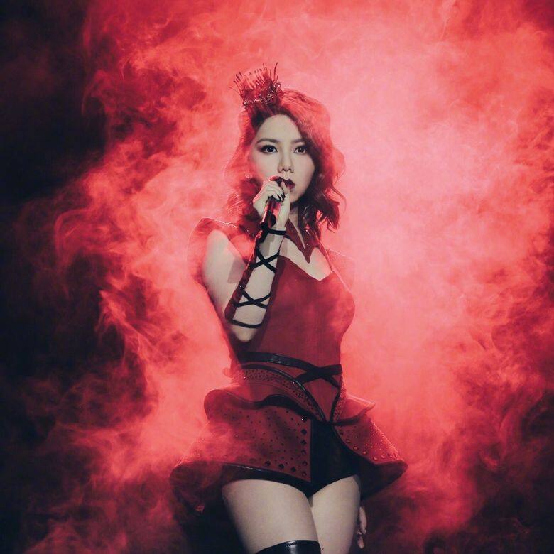G.E.M.在2008年7月出道,10月16日發行首張專輯,即是說她出道經已10年 G.E.M.在2008年7月出道,10月16日發行首張專輯,即是說她出道經已10年