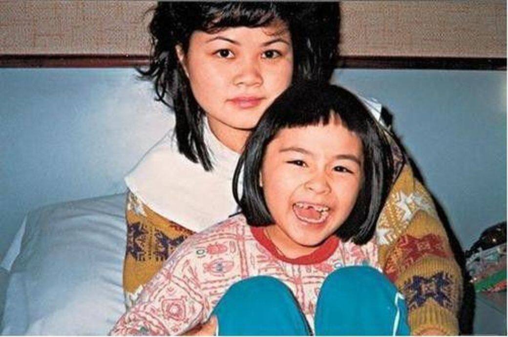 阿嬌的爸爸於她一歲時就去世,阿嬌要跟住年僅20歲的媽媽四處漂泊 阿嬌的爸爸於她一歲時就去世,阿嬌要跟住年僅20歲的媽媽四處漂泊