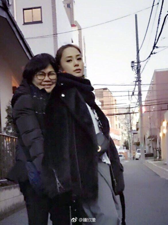 阿嬌又曾形容媽媽屬於柔弱的小女人 阿嬌又曾形容媽媽屬於柔弱的小女人