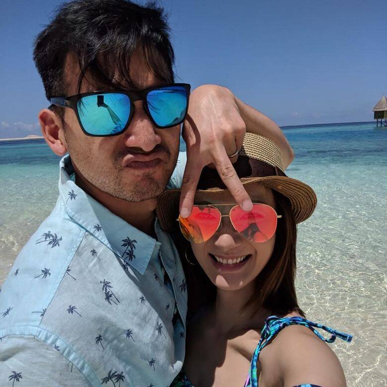 夫妻二人更在沙灘上甜蜜地留下倩影 夫妻二人更在沙灘上甜蜜地留下倩影