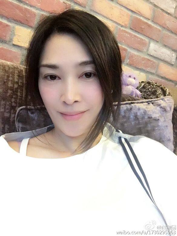 李克勤背後的女人!44歲盧淑儀：「嫁給你是我的驕傲!」 | ELLE HK