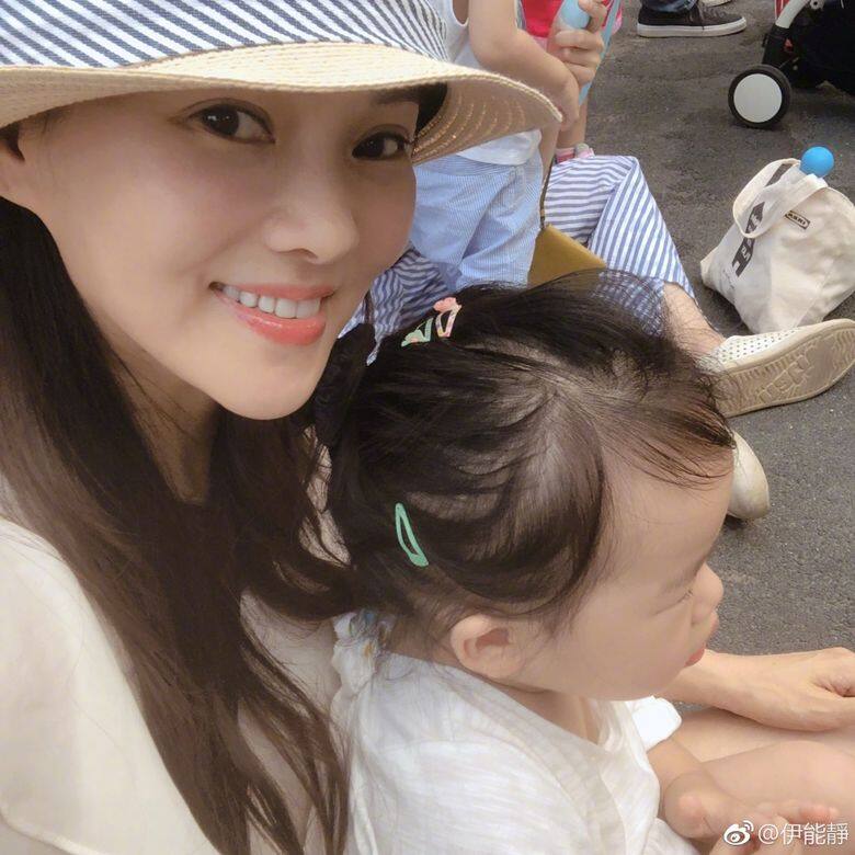 2014年伊能靜答應秦昊的求婚;2015年伊能靜與秦昊結婚;2016年二人女生「小米 2014年伊能靜答應秦昊的求婚;2015年伊能靜與秦昊結婚;2016年二人女生「小米