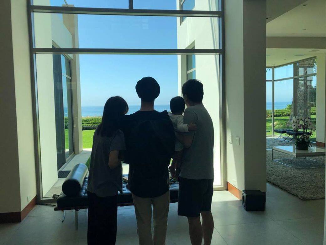 感覺哈林也放開了,今年父親節哈林貼上全家福自白:「看著窗外藍天白雲 感覺哈林也放開了,今年父親節哈林貼上全家福自白:「看著窗外藍天白雲