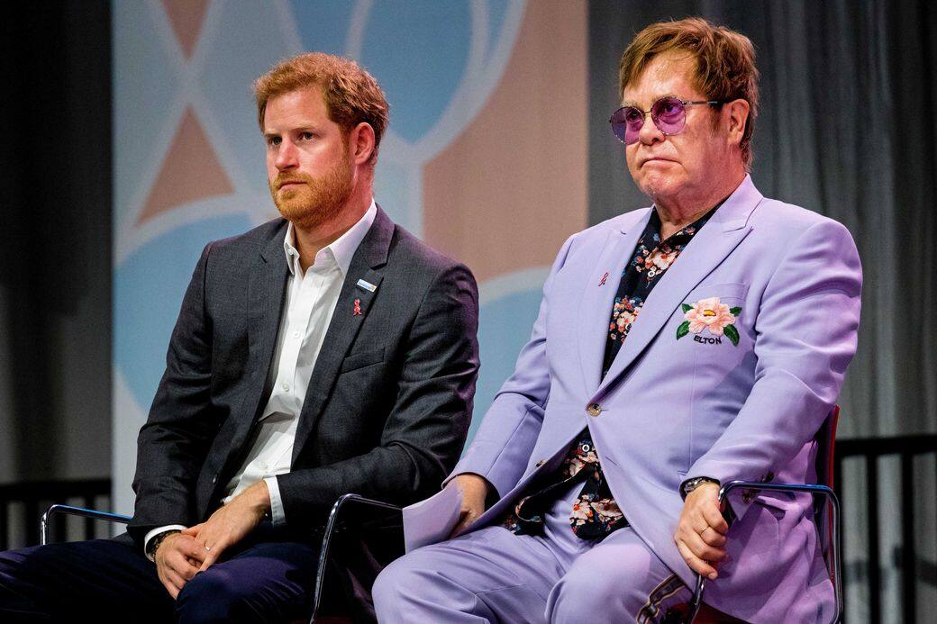 Elton John是哈利王子的母親戴安娜王妃生前的親密好友，他在英媒爆料後第