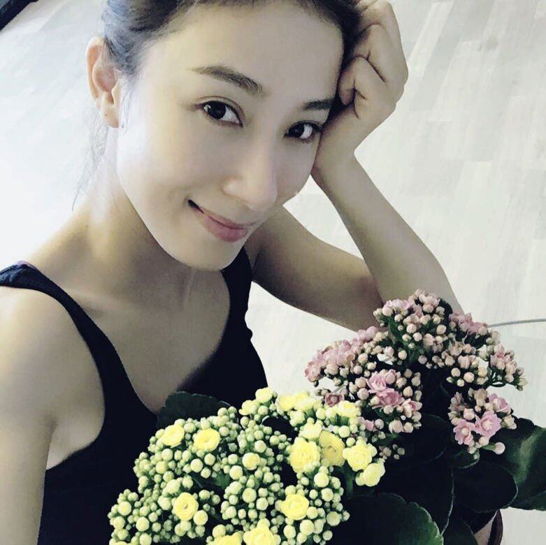 楊怡 鬼跟你回家楊怡曾與姐姐卓娜在電視城附近租單位住,但每晚都被 楊怡 鬼跟你回家楊怡曾與姐姐卓娜在電視城附近租單位住,但每晚都被
