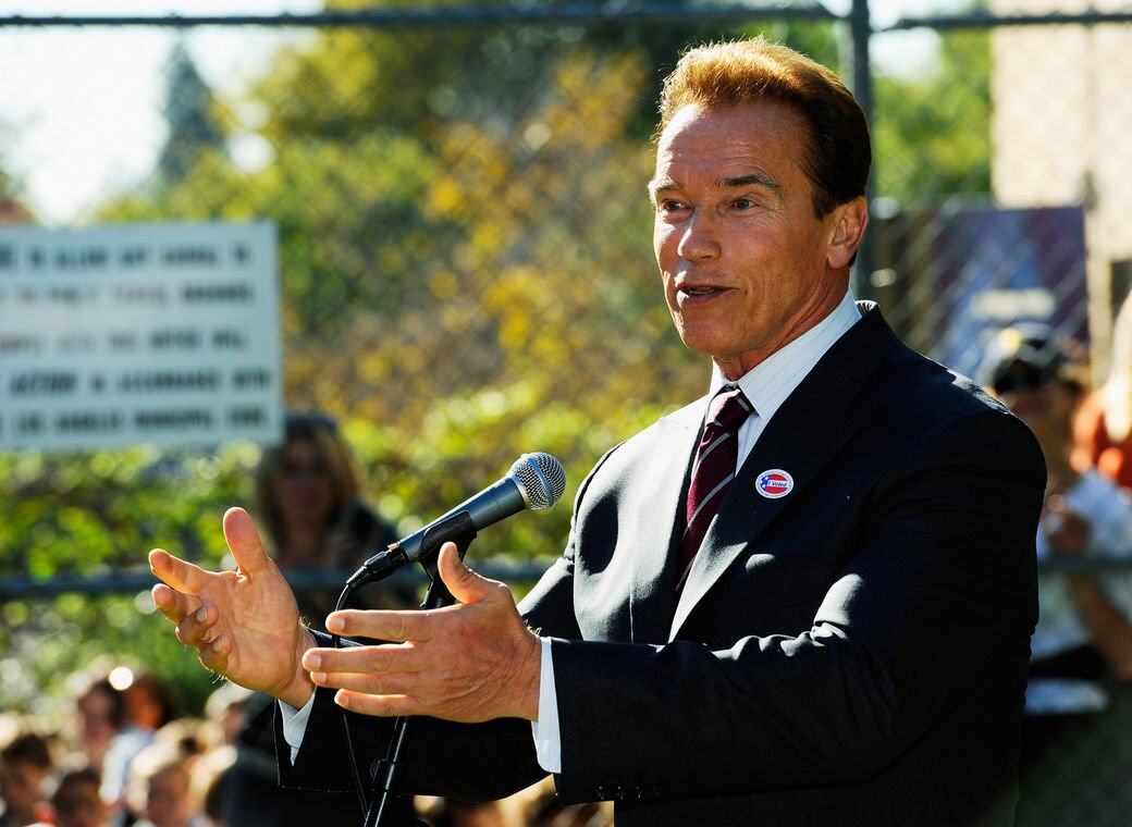 阿諾舒華辛力加 Arnold Schwarzenegger阿諾的太太是甘迺迪總統的外甥女，因此得以染指