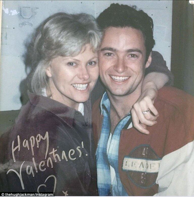 他與年長自己13年的太太Deborra-Lee Furness結婚21年,不但愛意並無轉淡,而且更浪漫得自製hashtag給太太,是好丈夫的典範! 他與年長自己13年的太太Deborra-Lee Furness結婚21年,不但愛意並無轉淡,而且更浪漫得自製hashtag給太太,是好丈夫的典範!