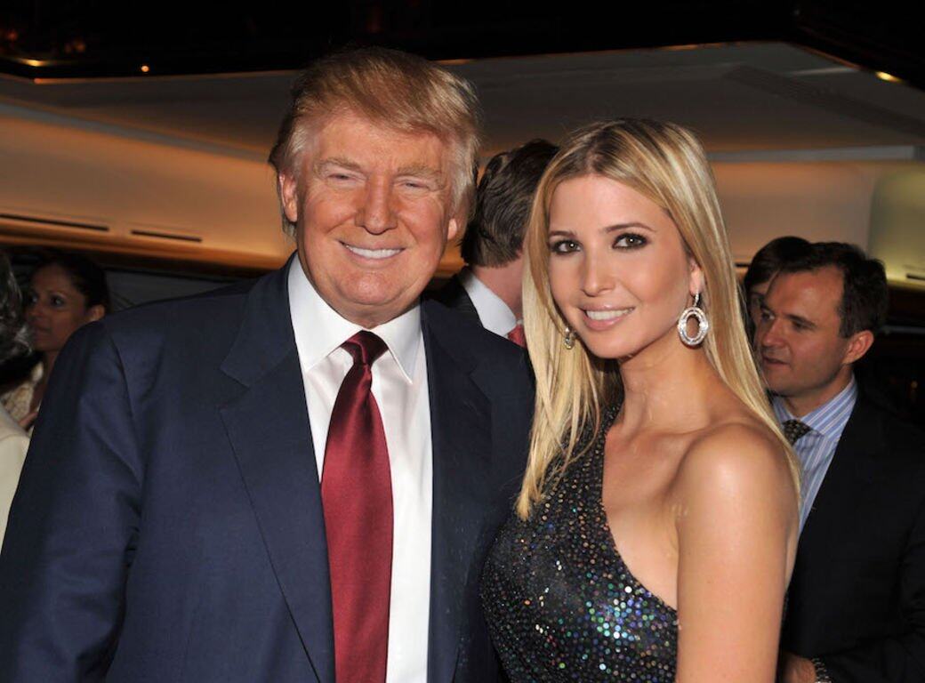 在上月出版的一本著作《Born Trump~Inside America's First Family 》中,作者Emily Jane Fox描述,Ivanka十多歲時 在上月出版的一本著作《Born Trump~Inside America's First Family 》中,作者Emily Jane Fox描述,Ivanka十多歲時