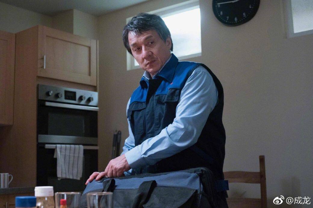 Daniel Bates以《Jackie Chan calls himself 'a real 'b***ard' and admits he's slept with scores of prostitutes.》(成龍稱自己是混蛋,並承 Daniel Bates以《Jackie Chan calls himself 'a real 'b***ard' and admits he's slept with scores of prostitutes.》(成龍稱自己是混蛋,並承