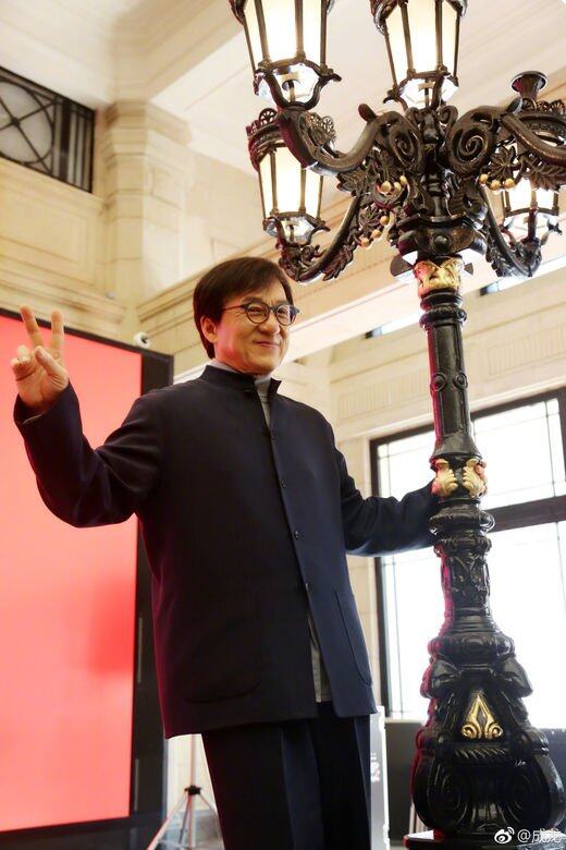 對林鳳嬌諸多猜度在兩性關係方面,成龍被認為是名花花公子,最初跟鄧 對林鳳嬌諸多猜度在兩性關係方面,成龍被認為是名花花公子,最初跟鄧