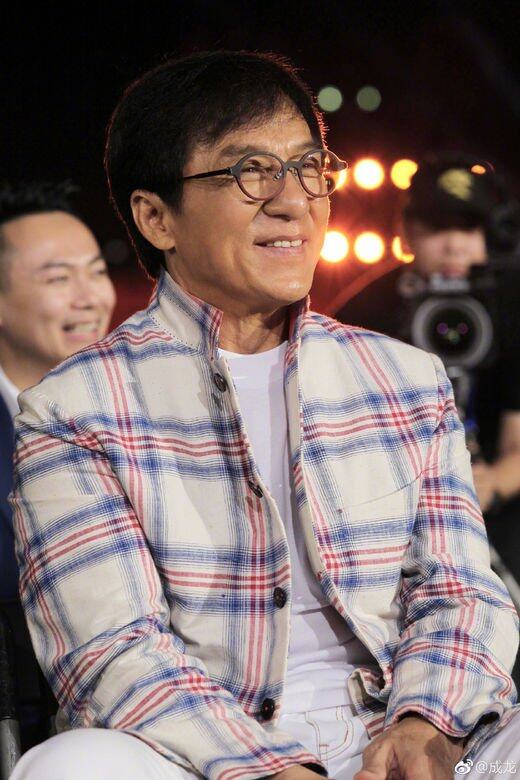 財大氣粗除了不尊重女性,成龍還被認為是「財大氣粗」:Daniel說成龍像戴著粗 財大氣粗除了不尊重女性,成龍還被認為是「財大氣粗」:Daniel說成龍像戴著粗