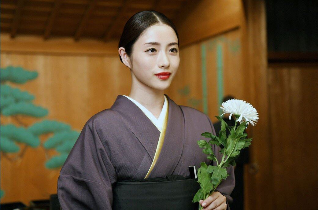 2018日劇《高嶺之花》講述石原里美飾演的月島桃是花道名門月島流的長女 2018日劇《高嶺之花》講述石原里美飾演的月島桃是花道名門月島流的長女