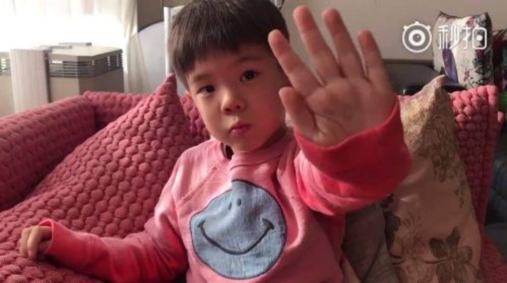 嗯哼跟Jasper一樣趣怪可愛,就是比較坦率老實不客氣,見到Jasper背着一個綴粉 嗯哼跟Jasper一樣趣怪可愛,就是比較坦率老實不客氣,見到Jasper背着一個綴粉