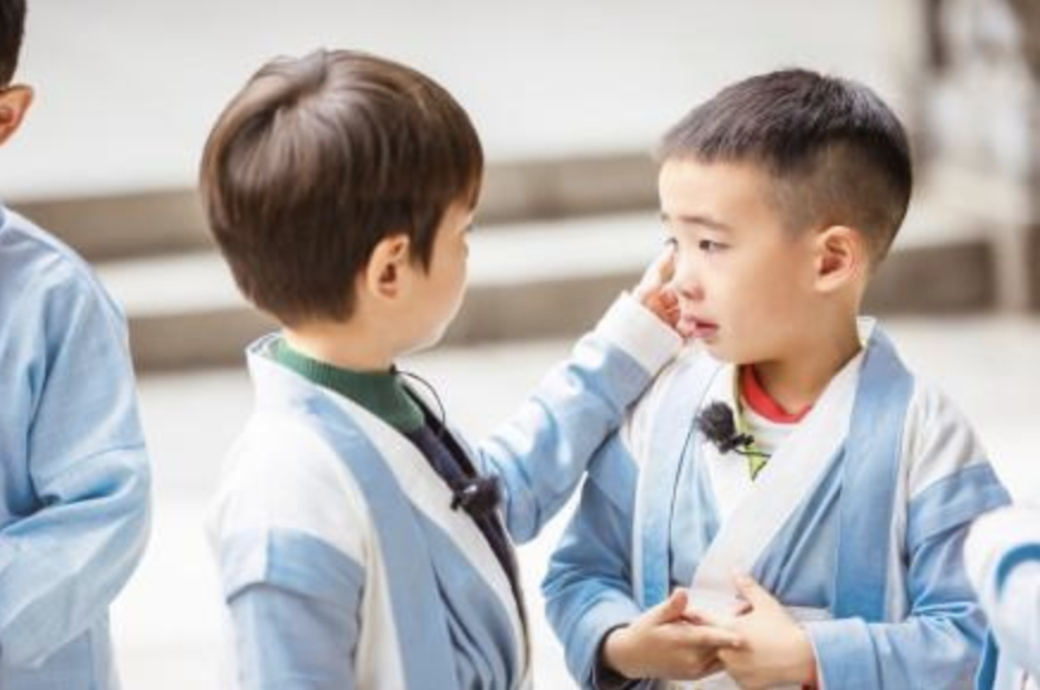 不是說這對好朋友曾經比誰更大嗎?剛滿5歲的「小春子」Jasper比嗯哼大兩個 不是說這對好朋友曾經比誰更大嗎?剛滿5歲的「小春子」Jasper比嗯哼大兩個