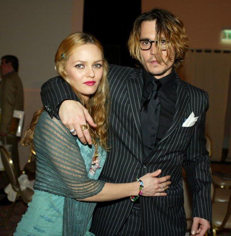 1988年,還未演出剪刀手之前,Johnny Depp戀上法國歌手Vanessa Paradis,雖然二人並沒有婚書 1988年,還未演出剪刀手之前,Johnny Depp戀上法國歌手Vanessa Paradis,雖然二人並沒有婚書