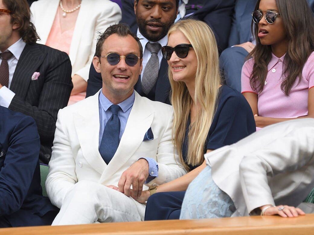 倫敦時間5月1日，穿著藍色燈芯絨服的Jude Law拖著32歲的新娘在倫敦Old